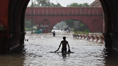 Flooding seen along the Red Fort in Delhi on Thursday. (Sanchit Khanna/HT) Flooding seen along the Red Fort in Delhi on Thursday. (Sanchit Khanna/HT)