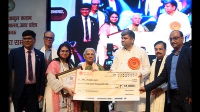 Jhalak Jain receiving the Chancellor’s Gold Medal in the 22nd Convocation ceremony of Abdul Kalam Technical University in Lucknow on Tuesday. (HT) Jhalak Jain receiving the Chancellor’s Gold Medal in the 22nd Convocation ceremony of Abdul Kalam Technical University in Lucknow on Tuesday. (HT)