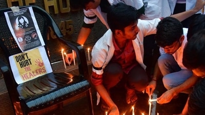 Maharashtra doctors protesting in solidarity with Kolkata doctor's rape and murder at Kolkata’s R.G. Kar Medical College. (Bhushan Konyade/HT Photo) Maharashtra doctors protesting in solidarity with Kolkata doctor's rape and murder at Kolkata’s R.G. Kar Medical College. (Bhushan Konyade/HT Photo)