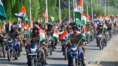 Paramilitary personnel carrying out the ‘Tiranga Rally’ near the Dal Lake, Srinagar. (Waseem Andrabi /HT) Paramilitary personnel carrying out the ‘Tiranga Rally’ near the Dal Lake, Srinagar. (Waseem Andrabi /HT)