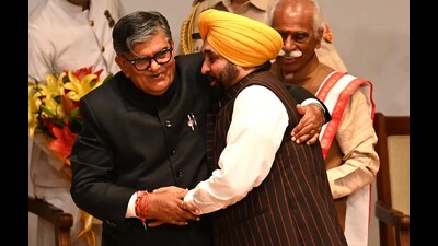 Punjab governor Gulab Chand Kataria with Punjab CM Bhagwant Mann during his swearing-in July. (HT File)