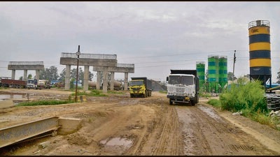 Work on Greenfield Delhi-Amritsar-Katra Highway Project under the Bharatmala Project stalled near Dakha in Ludhiana on Tuesday. (Gurpreet Singh/HT) Work on Greenfield Delhi-Amritsar-Katra Highway Project under the Bharatmala Project stalled near Dakha in Ludhiana on Tuesday. (Gurpreet Singh/HT)