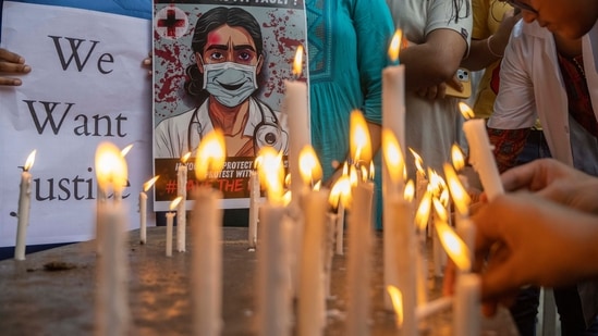 Resident doctors' candle march at copper hospital to protest the rape-murder of a colleague in Kolkata in Mumbai. (Satish Bate/Hindustan Times)