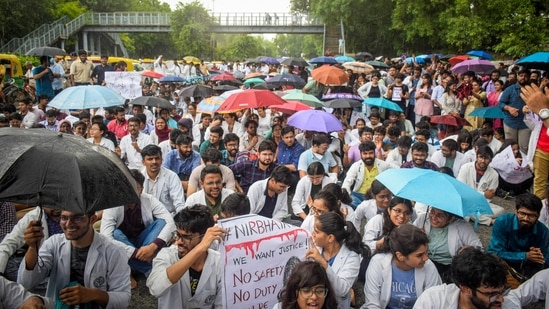 Doctors from AIIMS Delhi stage a protest against the alleged Kolkata Doctor Rape case in New Delhi, India. (HT Photo)