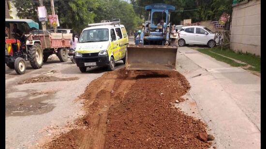 Heavy rains last week led to portions of Gurugram roads caving in. The Gurugram Metropolitan Development Authority on Tuesday said it has begun to temporarily repair the stretches of roads that have been damaged by the recent spell of rains. (HT PHOTO)