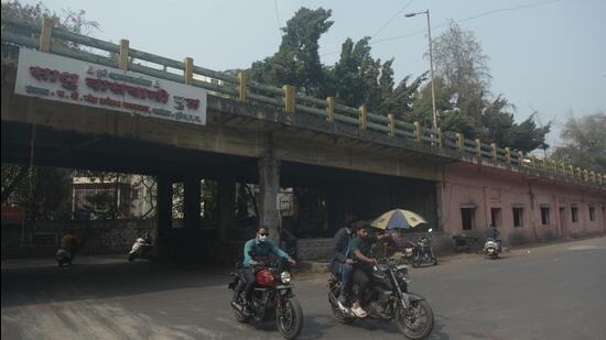 Maharashtra Tree Authority has formed an eight-member committee to review the proposed tree-cutting plan for the construction of Sadhu Vaswani Railway overbridge in Bundgarden area. (HT FILE)