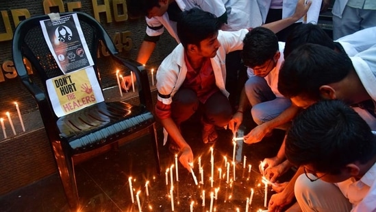 Maharashtra doctors protesting in solidarity with Kolkata doctor's rape and murder at Kolkata’s R.G. Kar Medical College.