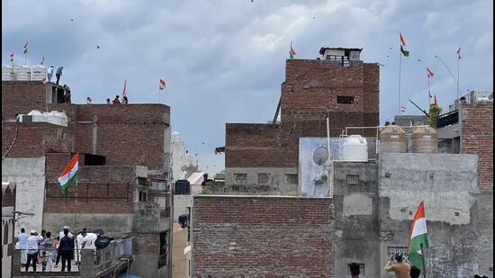 One hotspot is the Chitli Qabar Chowk, midway between the Jama Masjid and Turkman Gate. It almost turns into a party venue with DJ-types manning every second roof. (HT Photo)