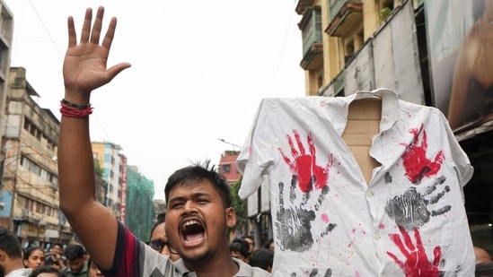 Kolkata: Junior doctors, trainee doctors and medical students during a protest against the sexual assault and killing of a post-graduate trainee doctor at RG Kar Medical College.(PTI)