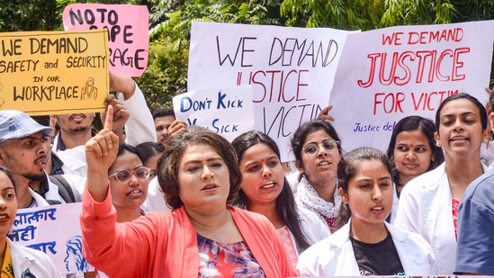 Ranchi: Junior doctors of Rajendra Institute of Medical Sciences (RIMS) stage a protest against the sexual assault and murder of a postgraduate trainee doctor in Kolkata, in Ranchi, Tuesday, Aug. 13, 2024. (PTI Photo)(PTI08_13_2024_000017A)(PTI)