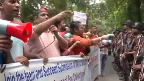 Members of Hindu community protesting in Dhaka (ANI)