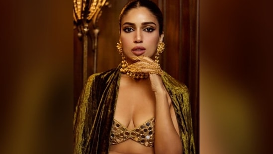 Her glam makeup look features shimmery eyeshadow, winged eyeliner, kohl-rimmed eyes, mascara-coated lashes, defined brows, blushed cheeks, luminous highlighter, contoured cheekbones, and a shade of nude lipstick.(Instagram/@bhumipednekar)