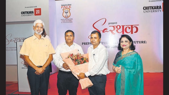 सीबीएसई चंडीगढ़ के क्षेत्रीय अधिकारी राजेश कुमार गुप्ता (दाएं से दूसरे) को एचटी के कार्यकारी संपादक रमेश विनायक, एचटी मीडिया समूह के राष्ट्रीय प्रसार प्रमुख इंद्र नारायण दास और चितकारा विश्वविद्यालय की प्रो-कुलपति डॉ. मधु चितकारा ने समारोह के दौरान सम्मानित किया। (केशव सिंह/एचटी)
