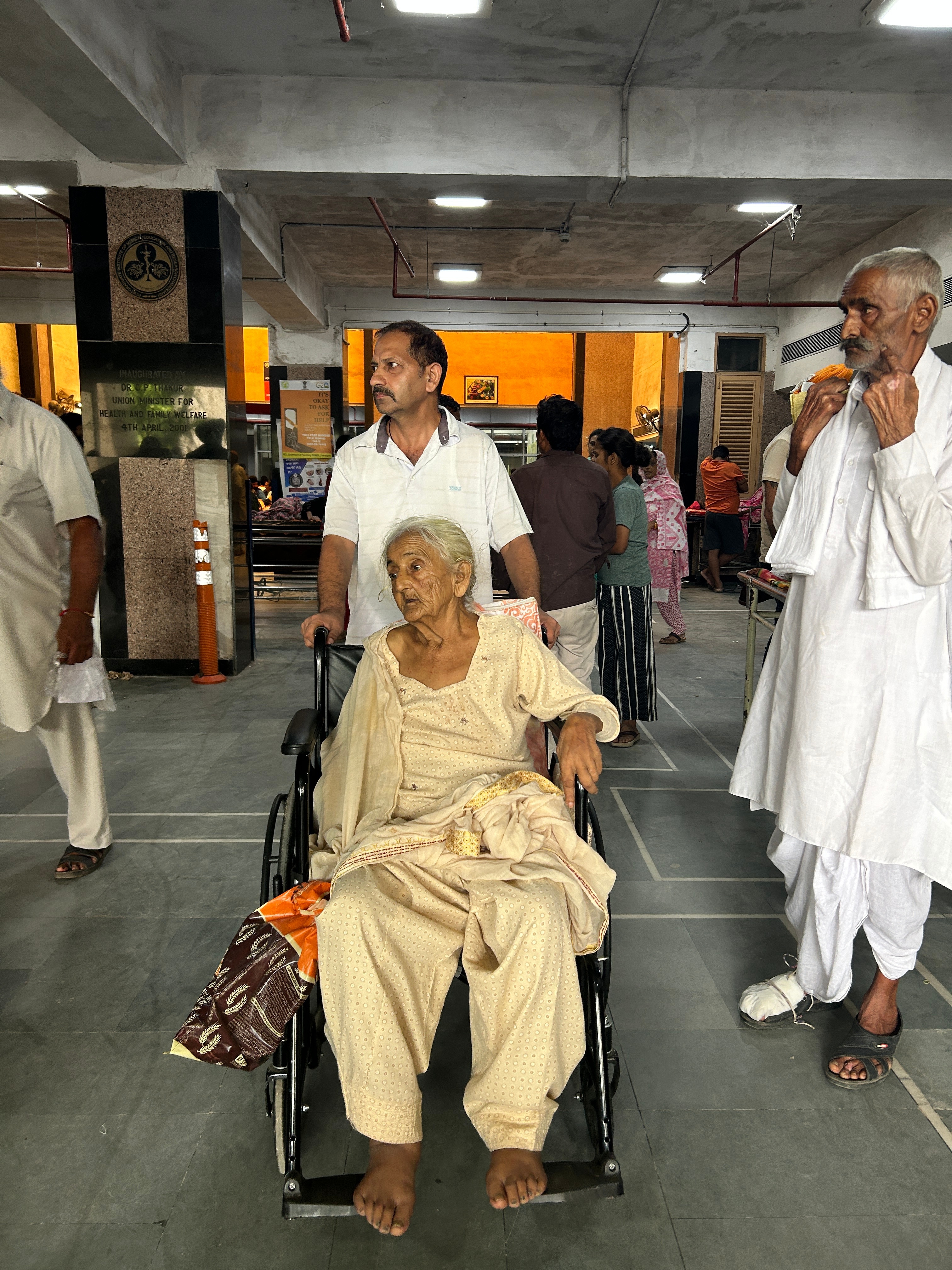Himachal Pradesh resident Neetu Sharma wheeling his mother back to a cab after no doctor attended to her. (HT) Himachal Pradesh resident Neetu Sharma wheeling his mother back to a cab after no doctor attended to her. (HT)