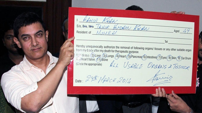 Aamir Khan signed a donation card, pledging to donate his organs after death