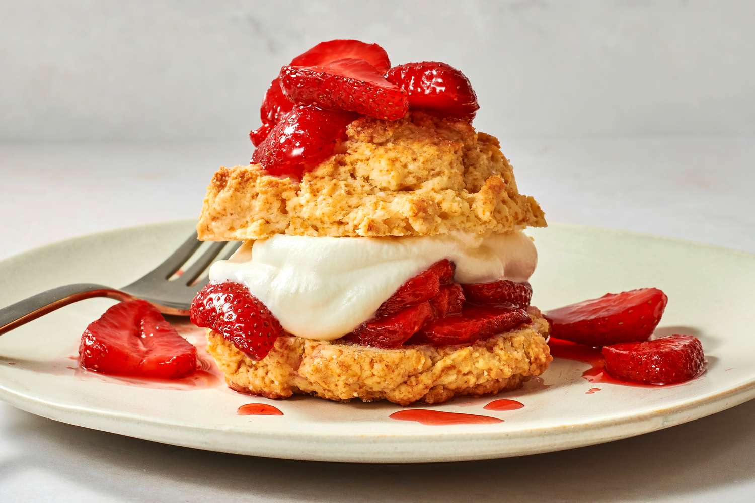 The combination of fresh strawberries and light, fluffy cake pairs beautifully with prosecco(The Spruce Eats) The combination of fresh strawberries and light, fluffy cake pairs beautifully with prosecco(The Spruce Eats)