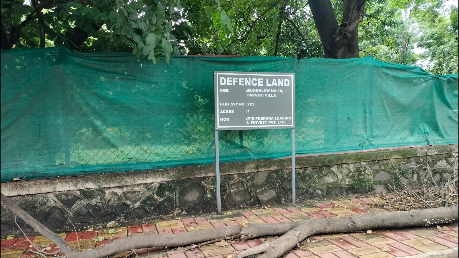 DGDE office install ‘defence estate’ boards outside Old Grant Bungalows