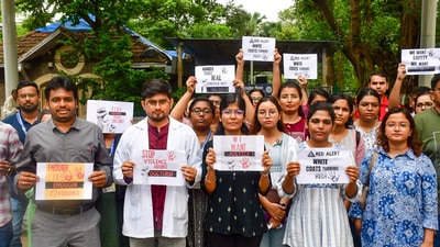 Mumbai: Doctors and medical students protest against the alleged rape and murder of a trainee doctor at a hospital in Kolkata (PTI Photo) (PTI) Mumbai: Doctors and medical students protest against the alleged rape and murder of a trainee doctor at a hospital in Kolkata (PTI Photo) (PTI)