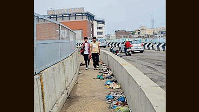 Pedestrian way along Lakkar bridge filled with garbage in Ludhiana. (Manish/HT)