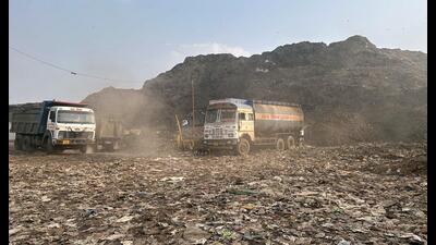 The bulk waste generators have been sending mixed waste directly to the Bandhwari landfill, contributing to the city’s escalating waste management challenges. (HT PHOTO) The bulk waste generators have been sending mixed waste directly to the Bandhwari landfill, contributing to the city’s escalating waste management challenges. (HT PHOTO)