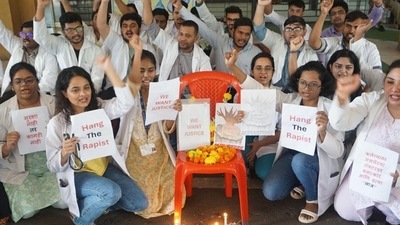 The protest, organised by the Brihanmumbai Municipal Corporation-Maharashtra Association of Resident Doctors (BMC-MARD) began with slogans and posters that read ‘Her Pain, Our Voice’ and ‘Justice Delayed is Justice Denied’ at the main entrance of KEM Hospital. (Praful Gangurde /HT Photo) The protest, organised by the Brihanmumbai Municipal Corporation-Maharashtra Association of Resident Doctors (BMC-MARD) began with slogans and posters that read ‘Her Pain, Our Voice’ and ‘Justice Delayed is Justice Denied’ at the main entrance of KEM Hospital. (Praful Gangurde /HT Photo)
