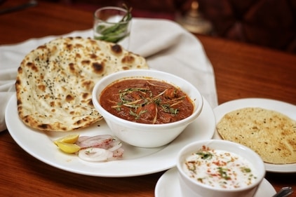 Chicken tikka masala with naan