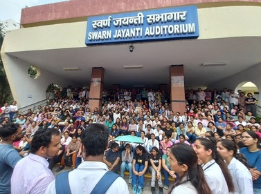 Doctors of Lady Hardinge Hospital in New Delhi stage a protest against the Kolkata doctor rape case on Wednesday. (Sanchit Khanna/ Hindustan Times)