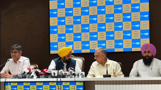 Dr Sukhwinder Kumar Sukhi (third from right) quit the Shiromani Akali Dal to join the Aam Aadmi Party in Chandigarh on Wednesday. Punjab chief minister Bhagwant Mann (second from left) inducted him into the party. (HT Photo)