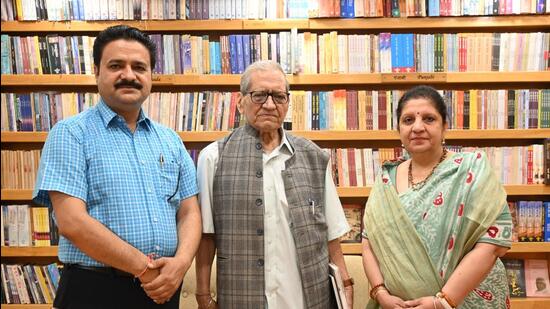 Kapil Kapoor (centre), former pro-vice-chancellor of Jawaharlal Nehru University and a Partition survivor, spoke at the event. (HT)