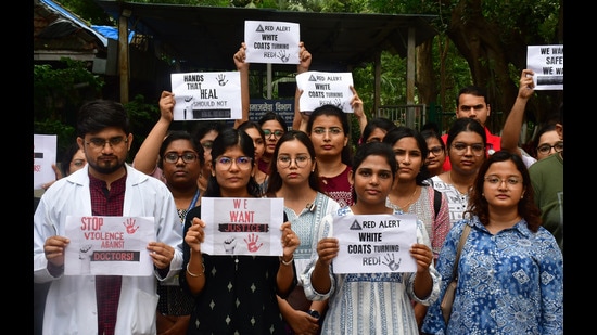 Mumbai, India – Aug 14, 2024: Doctors and medical students, FAIMA (Federation of All India Medical Association) calls for a nationwide shutdown of OPD services from today, protest against the sexual assault and murder of a woman post-graduate trainee (PGT) doctor at Kolkata's RG Kar Medical College and Hospital at J J Hospital, in Mumbai, India, on Wednesday, Aug 14, 2024. (Photo by Bhushan Koyande/HT Photo)