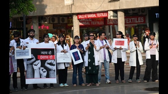 PGIMER’s Association of Resident Doctors staging a protest at Sector-17 plaza in Chandigarh on Wednesday. (HT Photo) PGIMER’s Association of Resident Doctors staging a protest at Sector-17 plaza in Chandigarh on Wednesday. (HT Photo)