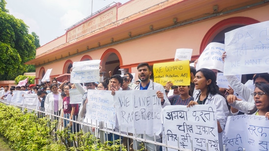 New Delhi: Doctors raise slogans during a protest against the alleged rape and murder of a trainee doctor at a hospital in Kolkata, at the Ram Manohar Lohia Hospital (PTI Photo) (PTI)