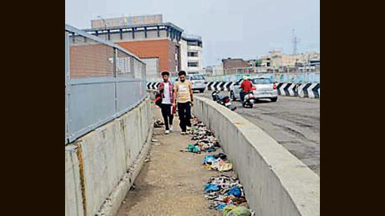 Pedestrian way along Lakkar bridge filled with garbage in Ludhiana. (Manish/HT)