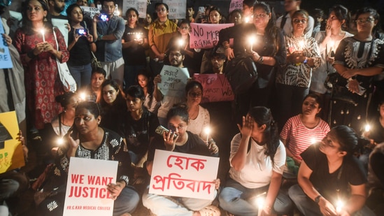 Residents hold a peaceful candle light demonstration against the rape and murder of a trainee doctor at Kolkata's R.G. Kar Hospital, in Mumbai, Wednesday, Aug 14, 2024.(PTI)