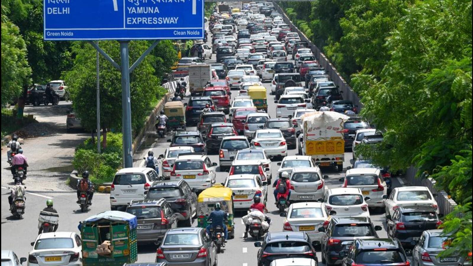 5000 vehicle owners waiting for RC due to delay in Noida