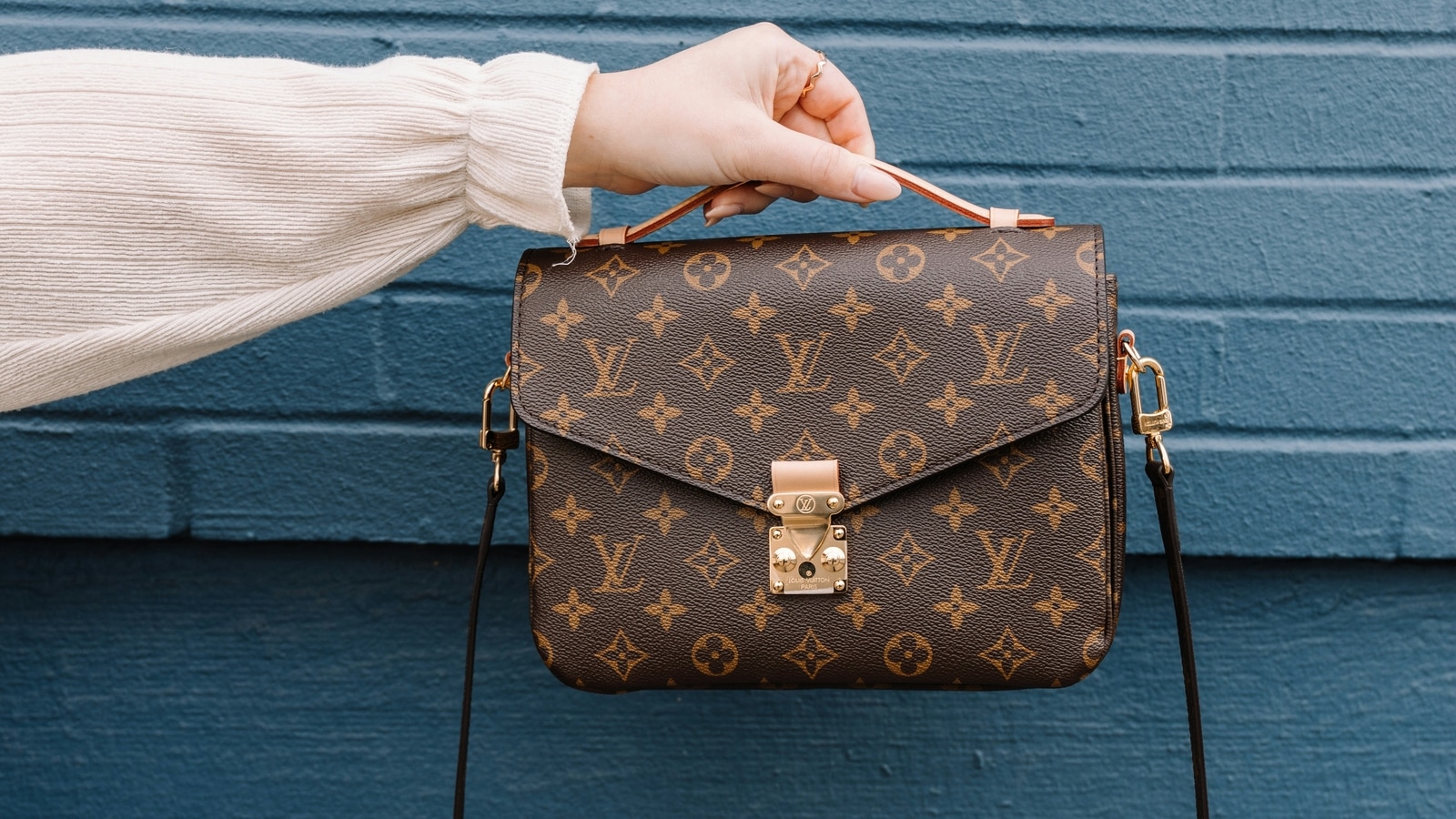 Chinese woman thrown off plane for refusing to stow Louis Vuitton bag under seat | Trending