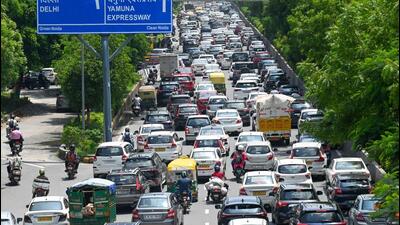 A view of traffic jam on Noida Greater Expressway Road in Noida on Wednesday. (Sunil Ghosh/HT Photo) A view of traffic jam on Noida Greater Expressway Road in Noida on Wednesday. (Sunil Ghosh/HT Photo)
