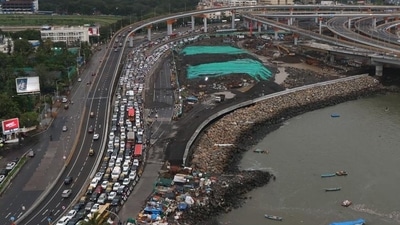 Commuters have been complaining of heavy traffic jam at the Worli end of coastal road. (ht photo) Commuters have been complaining of heavy traffic jam at the Worli end of coastal road. (ht photo)