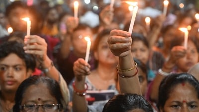 Medical professionals and activists hold candles as they take part in a midnight protest to condemn the rape and murder of a young medic, in Kolkata on August 14, 2024 (Photo by DIBYANGSHU SARKAR / AFP) (AFP) Medical professionals and activists hold candles as they take part in a midnight protest to condemn the rape and murder of a young medic, in Kolkata on August 14, 2024 (Photo by DIBYANGSHU SARKAR / AFP) (AFP)