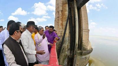 The crest gate of the Tungabhadra Dam in Karnataka was washed away due to a broken chain link on Saturday night (CM of Karnataka-X) The crest gate of the Tungabhadra Dam in Karnataka was washed away due to a broken chain link on Saturday night (CM of Karnataka-X)
