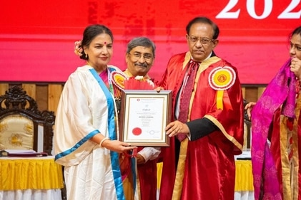 Shabana Azmi receiving her sixth doctorate Shabana Azmi receiving her sixth doctorate