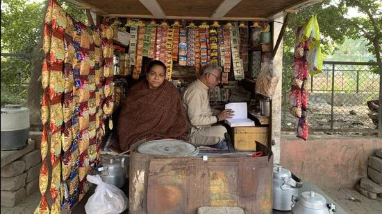 ‘Jai Maa Sheetla’ Guptaji Tea Stall in Sector 12 is administered by Poonam with husband Arjun. (HT Photo)