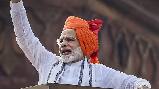 During his address at the Red Fort in 2018, PM Modi sported a saffron turban. He paired the safa with a white kurta and pants set styled with a white stole adorned with black borders.&nbsp;(File Photo/PTI)