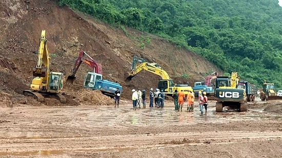 Karnataka landslide: Navy divers commence search for missing Kerala lorry driver(ANI)