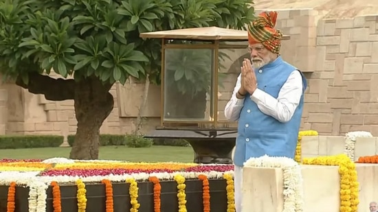 Prime Minister Narendra Modi dons a vibrant leheriya turban while addressing the nation from the ramparts of the Red Fort in Delhi on August 15. (Youtube)