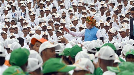 PM Narendra Modi interacts with students at Red Fort during the celebrations. (Sanjeev Verma/HT Photo)