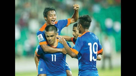 The Mumbai City FC players look up to footballer Sunil Chhetri (left). (INSTAGRAM/@LZCHHANGTE)