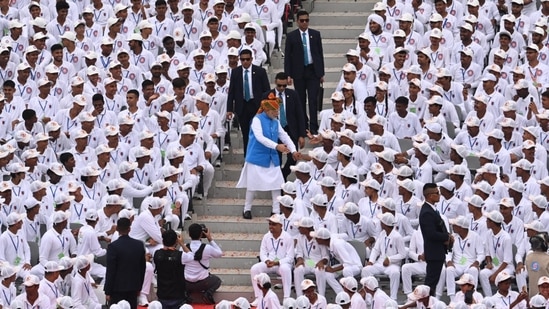 Prime Minister Narendra Modi with children at Independence day at Red Fort in New Delhi on Thursday. (Arvind Yadav/HT)