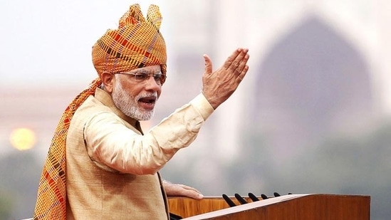 In 2015, Modi addressed the nation from the ramparts of the Red Fort&nbsp;wearing a cream-coloured kurta, a matching Khadi bandhgala jacket, and white churidar pants. He complemented it with a yellow turban adorned with criss-cross patterns of various hues.&nbsp;(Ajay Aggarwal/ HT Photo)