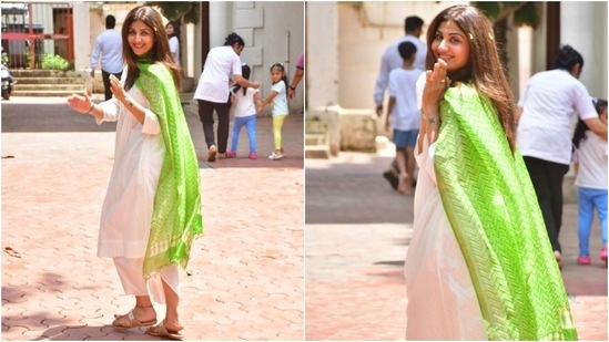 Shilpa Shetty celebrated Independence Day with her family. She wore a simple white anarkali kurta, matching palazzo pants, and a vibrant green printed dupatta.&nbsp;(HT Photo/Varinder Chawla)